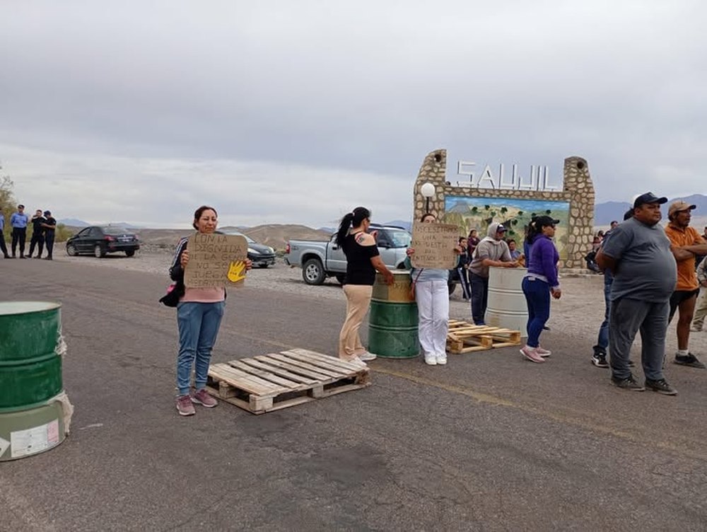 Becados se manifiestan en la ruta en busca de soluciones.