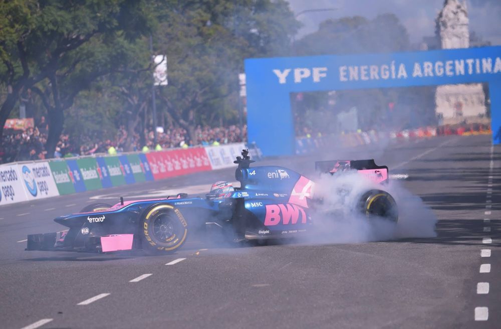 Trompos. El Lotus e20 rugió por las principales calles de Palermo en la ciudad de Buenos Aires.