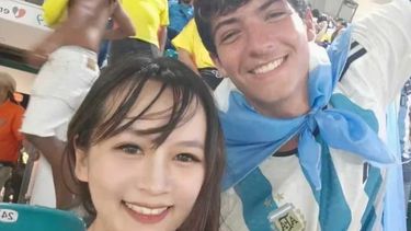 una joven china recorre las canchas del pais buscando a un hincha argentino que conocio en la copa america
