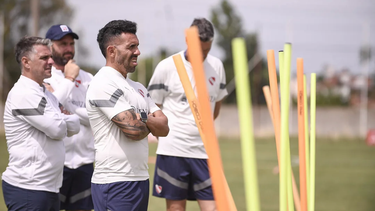 Carlos Tevez junto a sus ayudantes en la pretemporada en AFA
