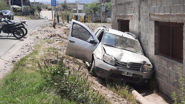 Contra la pared. Así quedó el automovil.&nbsp;