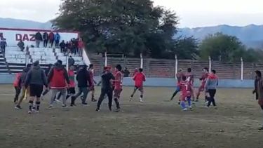corridas y pedradas al final de un partido de la liga amateur