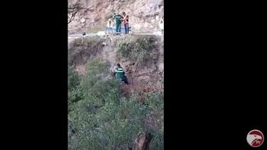 Video: un motociclista se desbarrancó en la Cuesta de El Portezuelo