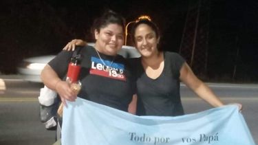 Olarte (izquierda) integraba un numeroso grupo de peregrinos que salió anoche de Concepción con destino a Catamarca.&nbsp;