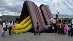 Un gigante Poncho Inflable recibe a los niños en el ingreso
