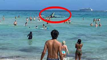 Un helicóptero cayó al mar en una playa llena de turistas