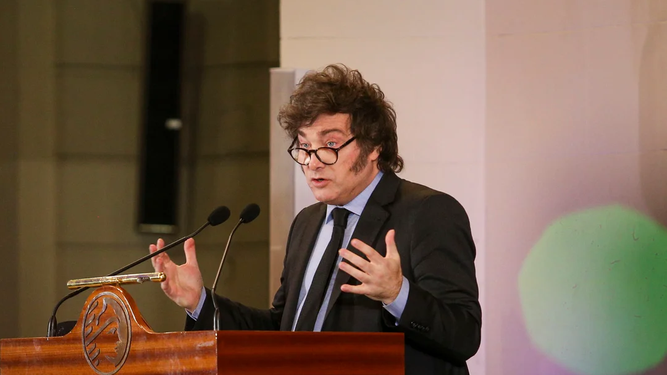 Javier Milei dijo que el dólar sube porque hay pesos para comprarlos