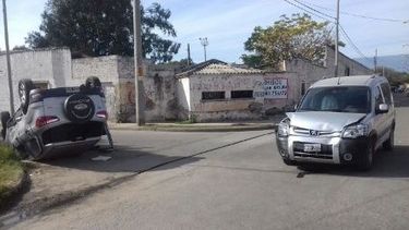 Chocó, volcó y fue trasladado inconsciente al hospital