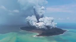 Un tsunami afectó a Tonga tras una enorme erupción volcánica en el Pacífico