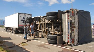 Volcó el acoplado de un camión que transportaba mercadería