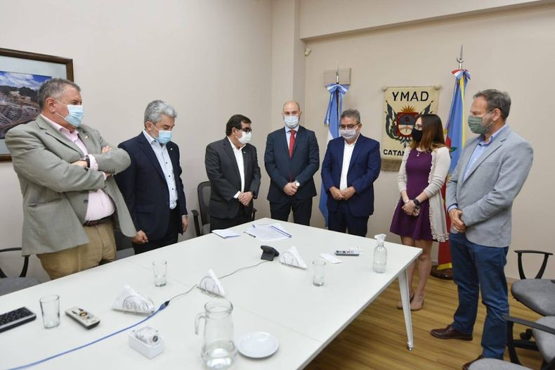 Relación. Raúl Jalil y su equipo, junto al directorio de YMAD que preside Fernando JAlil, en octubre de 2020.