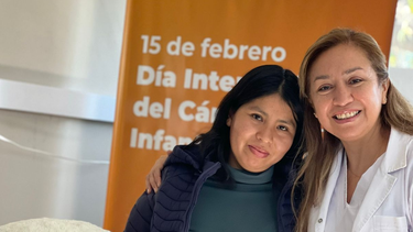 La doctora Vides y su primer paciente atendida en Catamarca. Hoy ya tiene 27 años.