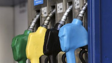 el gobierno volvio a postergar el aumento en los impuestos a los combustibles