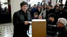 Incómodo momento: una autoridad de la mesa donde votó Javier Milei se negó a saludarlo