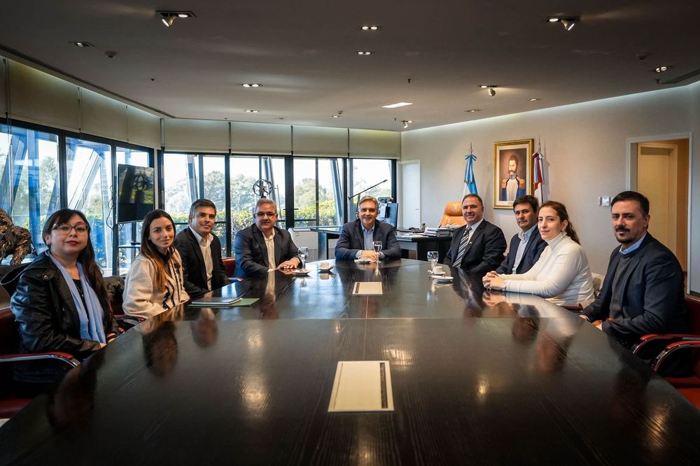 Diálogo. El gobernador Llaryora recibió a Jalil y una amplia delegación, con una agenda abierta.