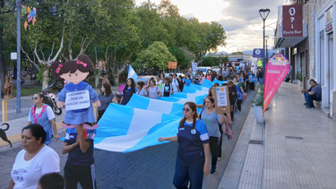 multitudinaria marcha de estatales en andalgala por mejoras salariales