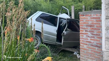 cuatro ninos fueron trasladados al hospital tras estrellarse un auto contra una casa