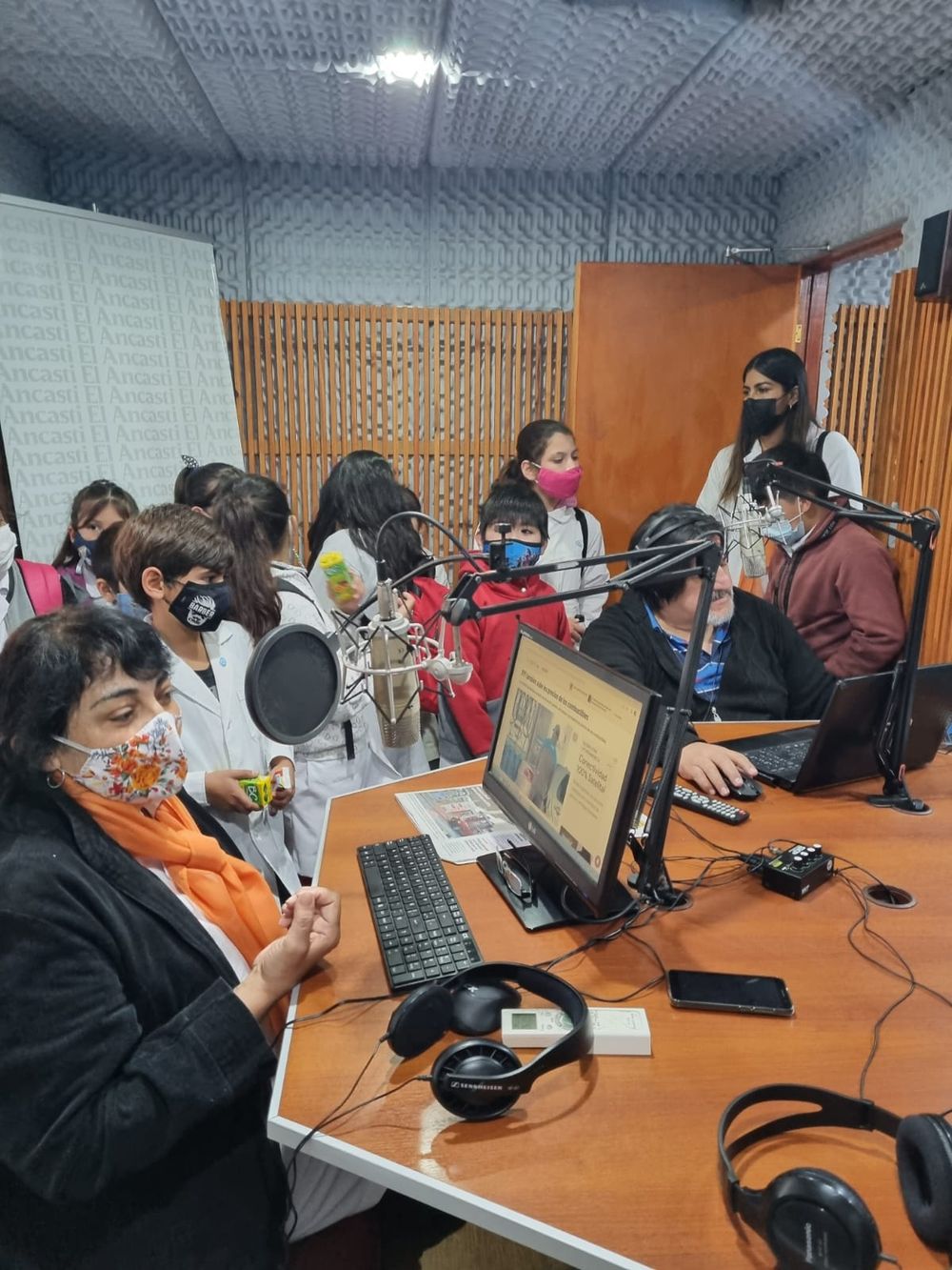 Los alumnos en el estudio de Radio Ancasti.&nbsp;