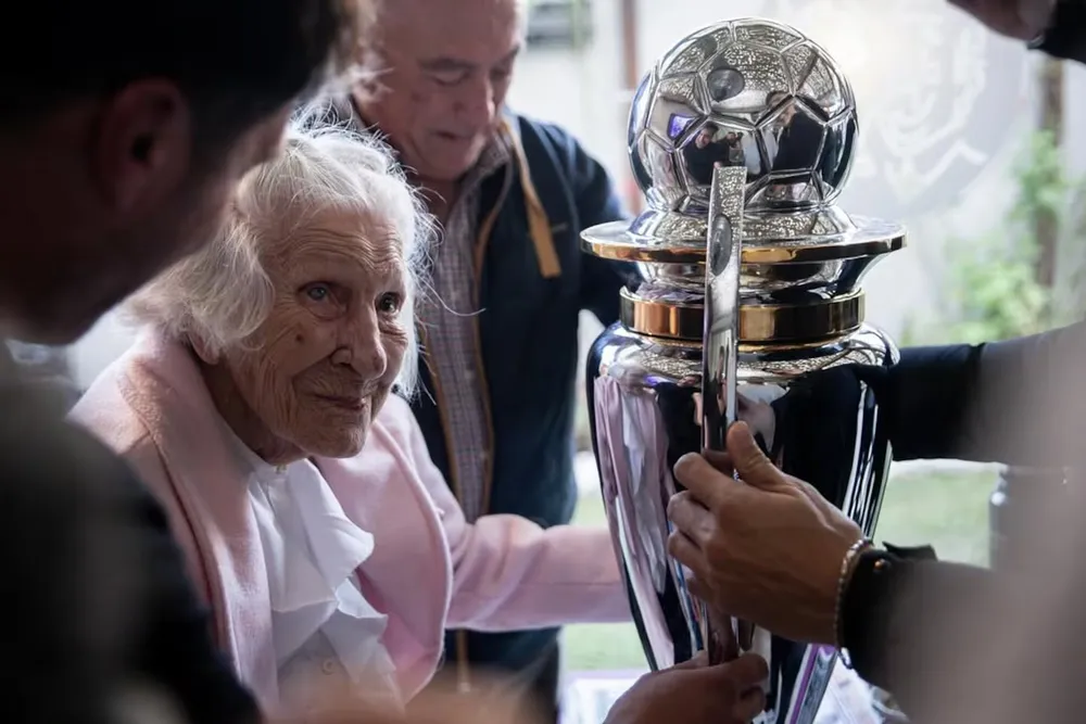 los-jugadores-de-platense-le-llevaron-el-trofeo-a-la-abuela-de-98-anos-foto-caplatenseinstagram-ZKSKR7FJTVEVHNCVQPOSIKYW54.avif