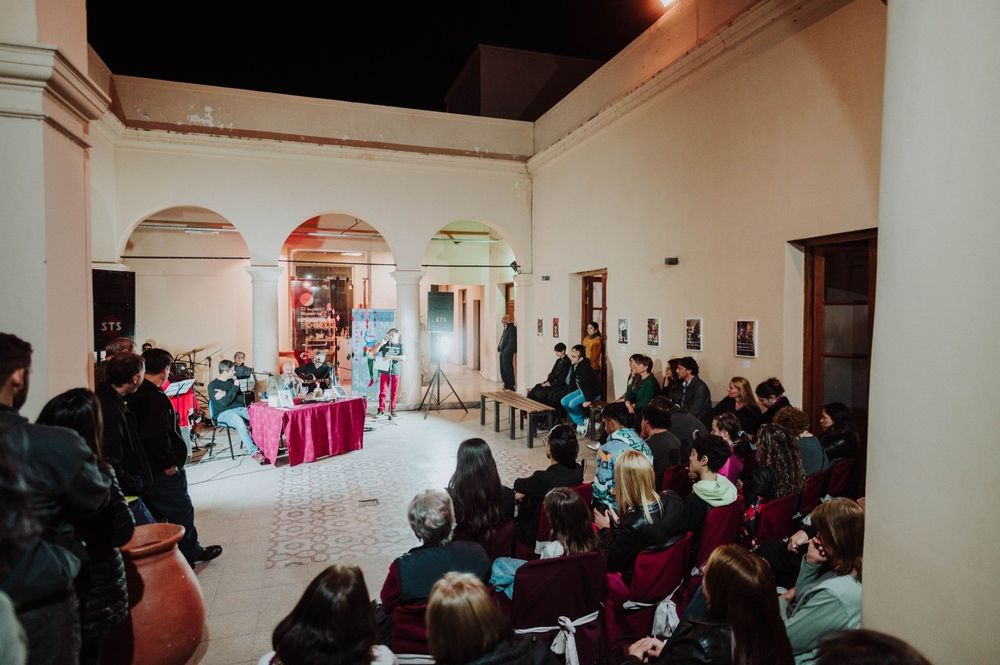 Presentación. Con un encuentro multicultural.
