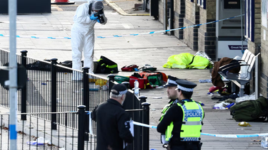 un ataque con cuchillo en un tren de londres dejo 10 heridos y dos detenidos