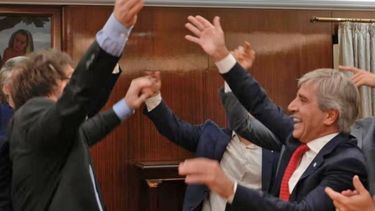 Dupla voraz. El retaceo de los recursos de las provincias son uno de los pilares del ajuste de Milei y Caputo.