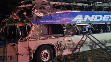santa cruz: cuatro muertos y al menos 20 heridos en un choque entre un micro y un camion