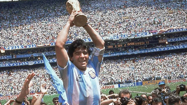 el saludo eterno al campeon del mundo: diego maradona cumpliria 64 anos