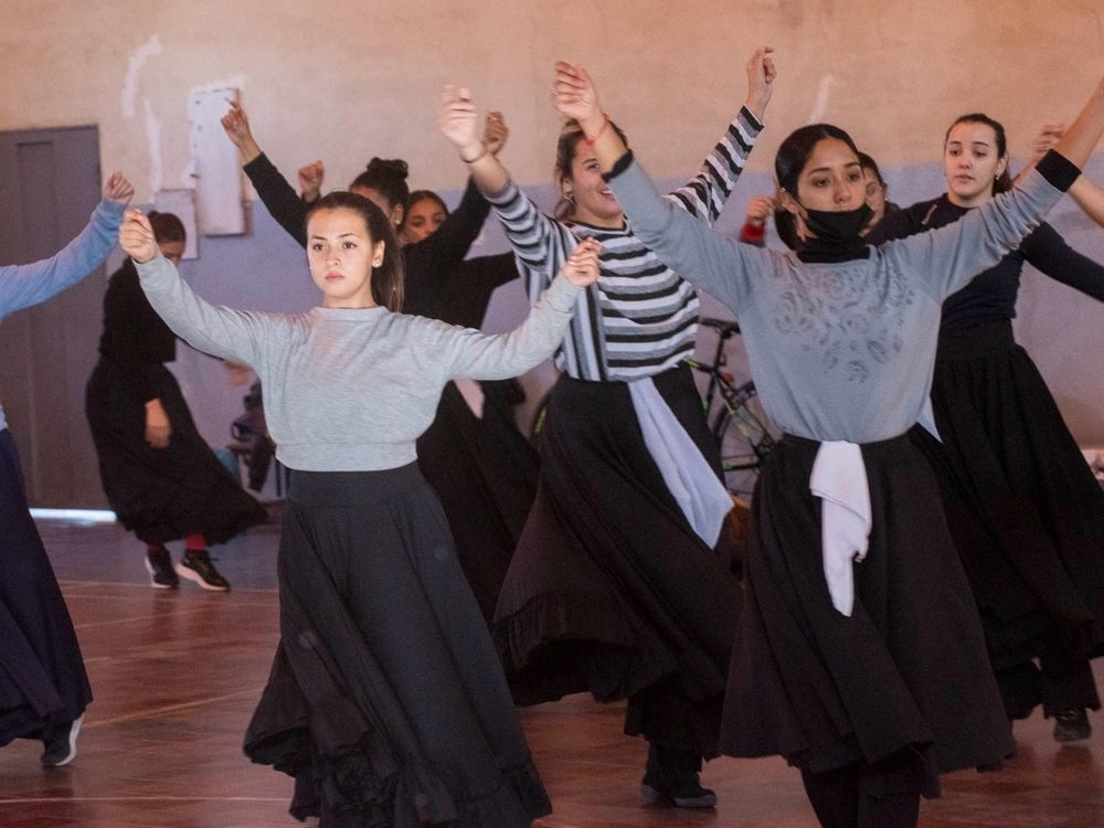 Preparación. el ballet seleccionado en las audiencias se prepara para la apertura de la Fiesta del Poncho.