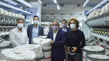 Recorrida. El ministro Lisandro Álvarez, junto a Jalil en una visita a la planta de COTECA, en El Pantanillo.