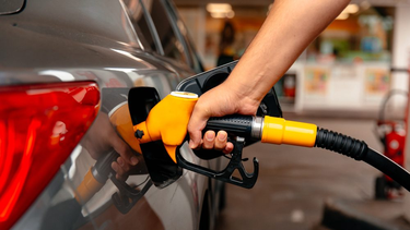 las petroleras suben los combustibles sin avisos oficiales y el aumento fue de 11% en tres meses