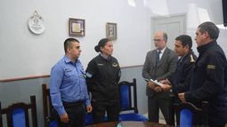 Reconocen a policía arrollada por un motociclista en un operativo