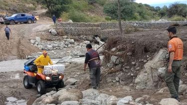 Trabajos. A destajo de obreros comunales y personal de Defensa Civil, en los pueblos para cruzar.&nbsp;