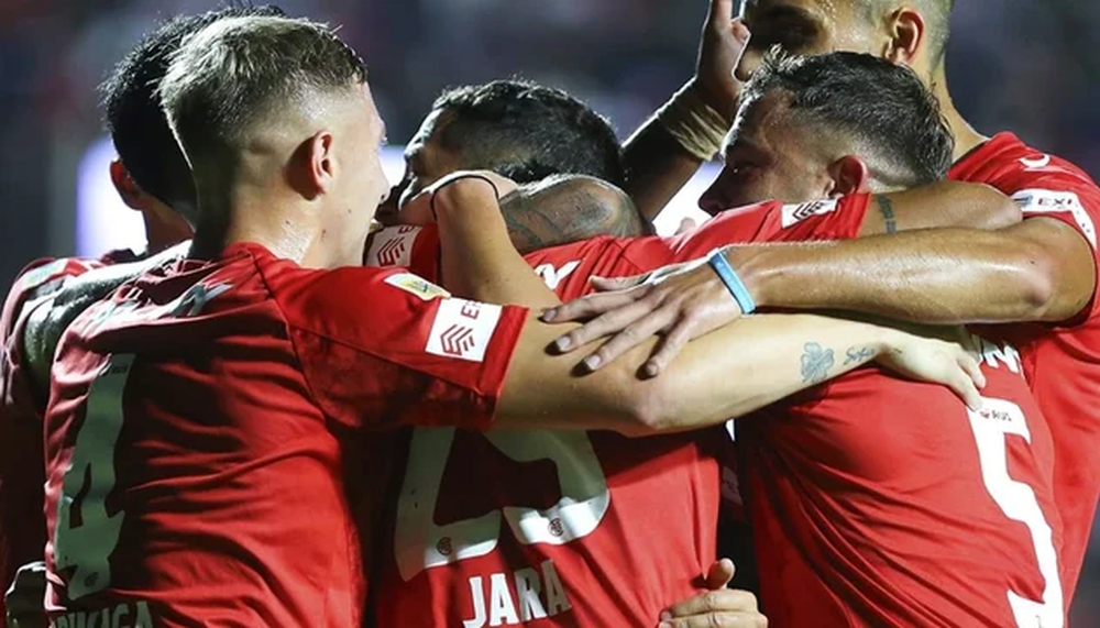Los jugadores de Belgrano rodean a Jara, la figura del partido.
