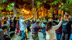 Día Mundial Del Folklore: canto y danza en la Plaza 25 de Mayo