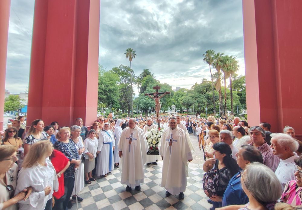 Ceremonia litúrgica. Dio inicio con el ingreso de la cruz desde el atrio del templo hasta el presbiterio.