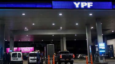 ypf bajara los precios para quienes carguen durante la madrugada