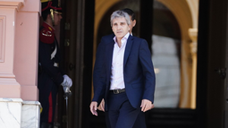Luis Caputo perdió casi USD 600 millones de reservas y pidió un salvataje urgente al FMI
