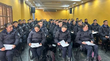 los nuevos oficiales ayudantes y agentes de policia ya prestan su servicio a la comunidad