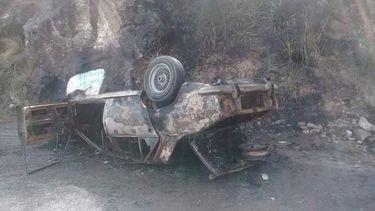 Tremendo vuelco e incendio de un auto en El Portezuelo