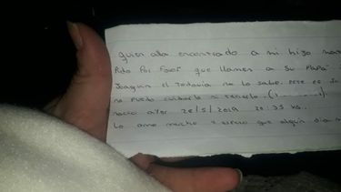 Hallan a un bebé en una caja de cartón; su madre dejó una carta