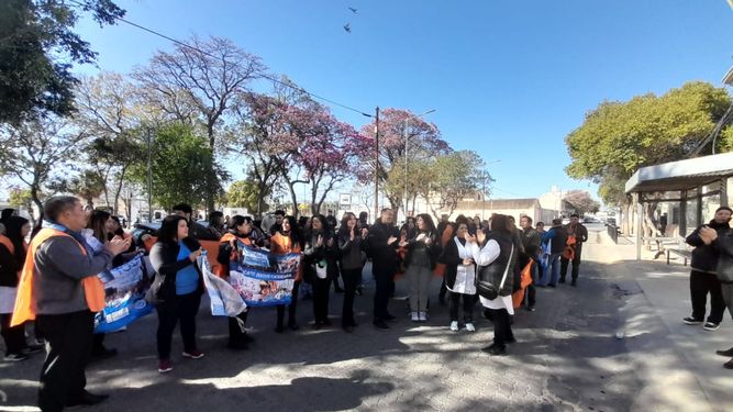 Banderazo de padres frente al Concejo Deliberante