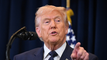 trump afirma que neutralizo la defensa de iran y pide buques de guerra para custodiar el estrecho de ormuz