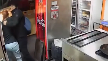 brutal intento de femicidio a cuchillazos en una pizzeria