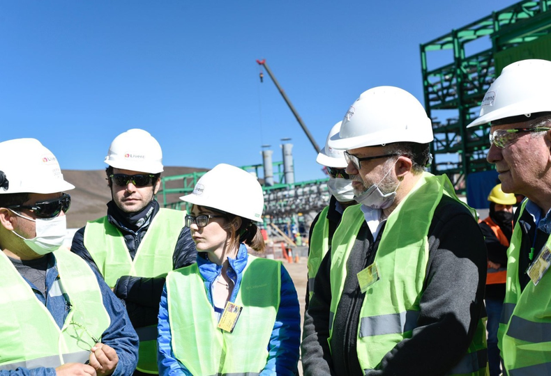 Funcionarios y directivos de Livent recorrieron la planta de Antofagasta.