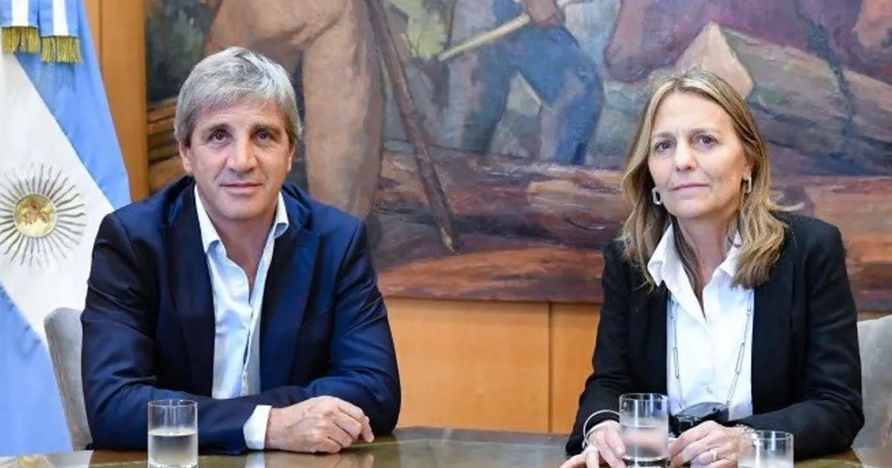 Luis Caputo y la secretaria de Energía, María Tettamanti.&nbsp;