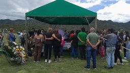 Dolor. Familiares, amigos y allegados acompañaron sus restos a su última morada.&nbsp;