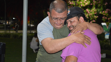 el abrazo que tardo 48 anos: hermanos mellizos se reencontraron