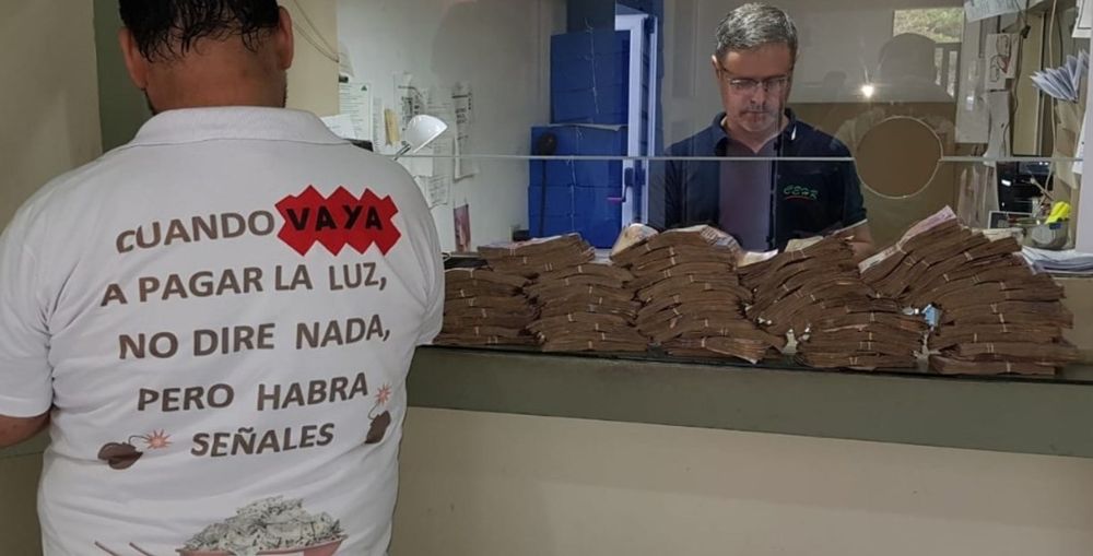 Desmesurado. Un carnicero de huinca renancó llevó la plata para pagar la luz en una carretilla.
