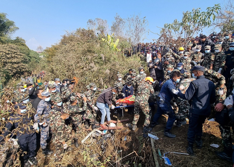 Cayó un avión con 72 personas a bordo en Nepal: un argentino viajaba en la aeronave